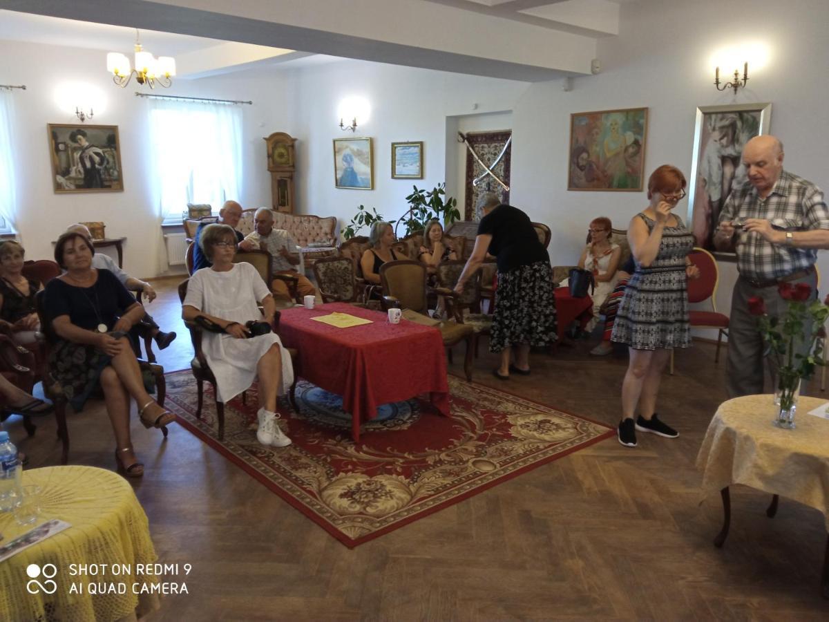 Dwor Strzyzew Bed & Breakfast Zelazowa Wola Luaran gambar
