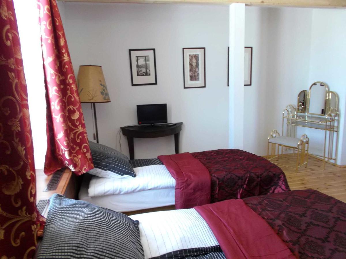 Dwor Strzyzew Bed & Breakfast Zelazowa Wola Luaran gambar