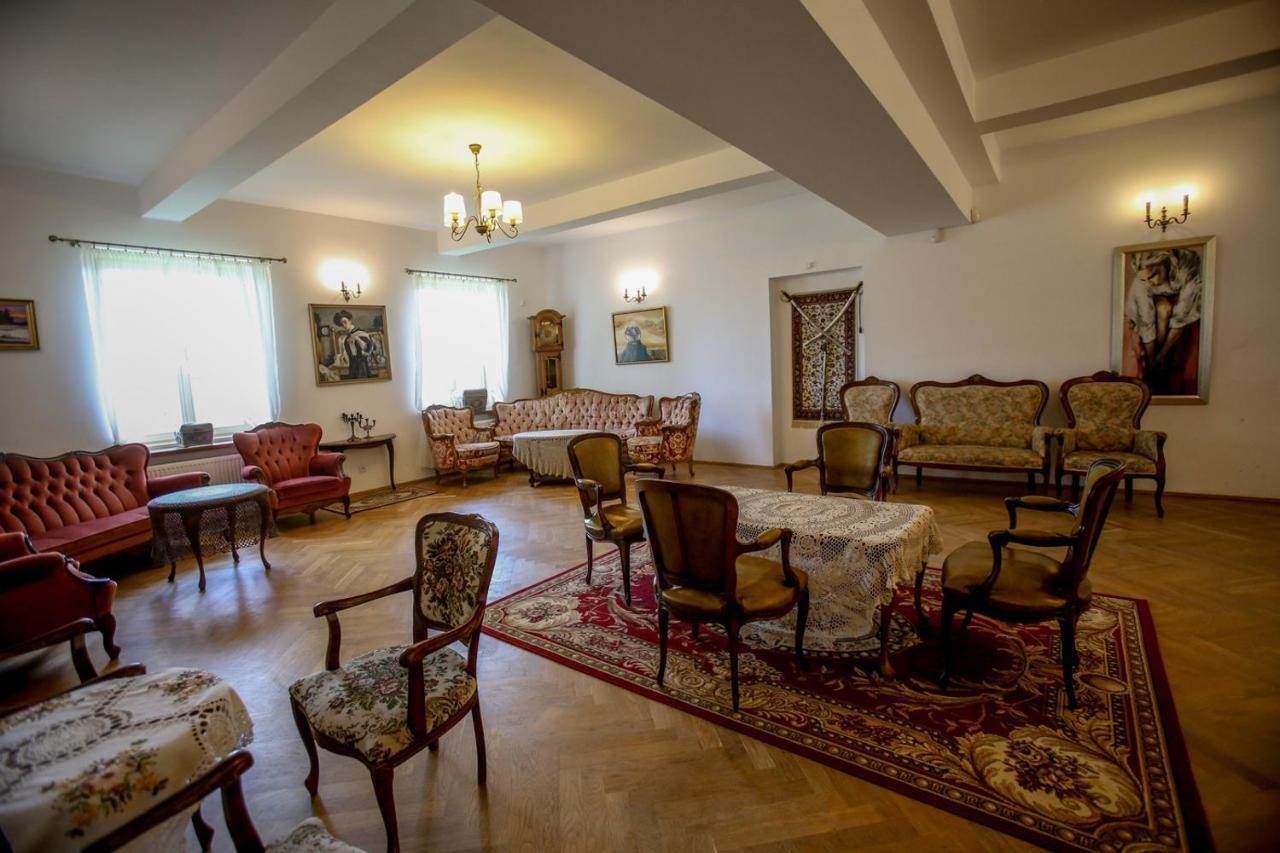 Dwor Strzyzew Bed & Breakfast Zelazowa Wola Luaran gambar